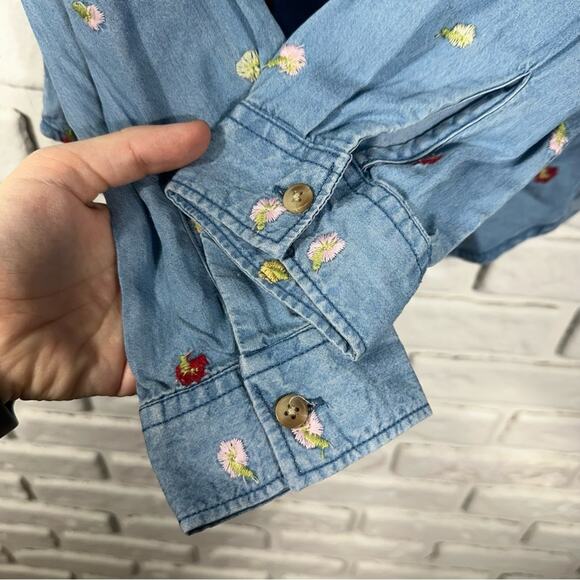 NEW Francesca's Mi Ami Chambray Embroidered Button Down Top Size XS - Picture 8 of 8